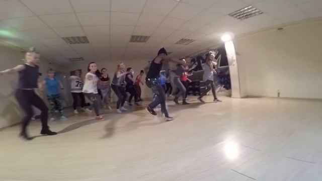 Вика учится танцевать. Урок #4 смотреть онлайн