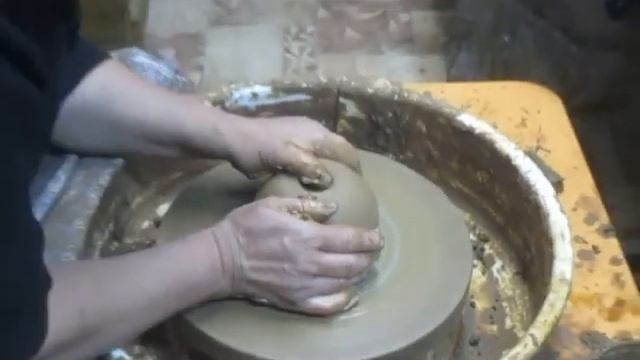 Глиняных дел мастерица из Яранска Наталья Власова изготавливает экологически чистую посуду смотреть онлайн