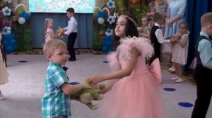 "Танец выпускников с малышами и игрушками" Евтодьевой Аллы