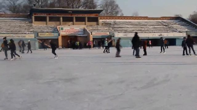 Биробиджанцы устремились на каток стадиона Дальсельмаш смотреть онлайн