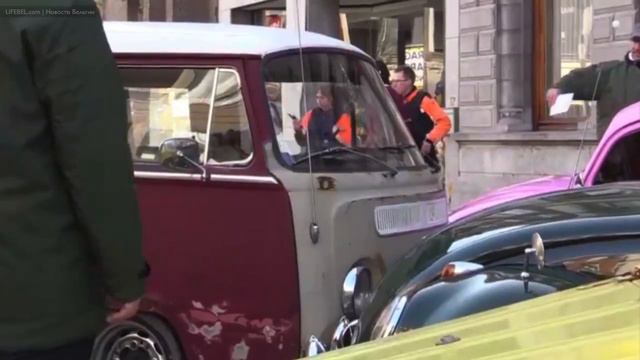 Владелец Жука не справился с управлением и влетел в группу зрителей смотреть онлайн