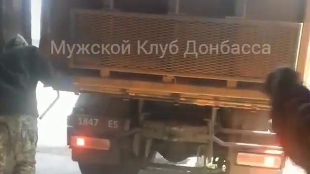 ВСУшники разгружают противотанковые мины. смотреть онлайн