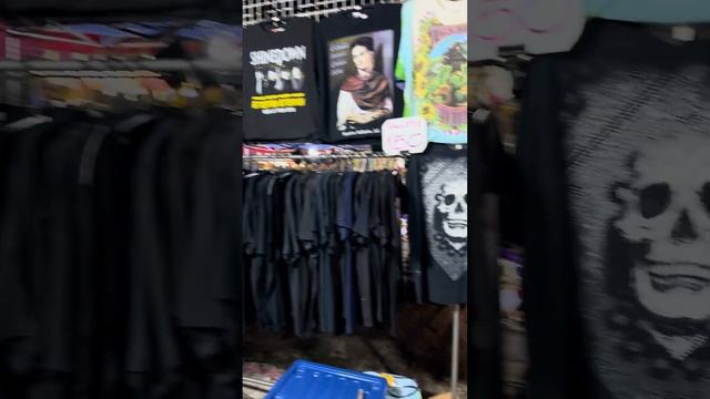 Футболочки на барахолке в Паттайе по 100-150 бат - Тайланд смотреть онлайн