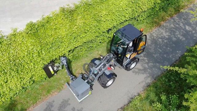 Hedge Trimmer Mounted on Giant Skid Steer Loader | GreenTec RC 102 смотреть онлайн