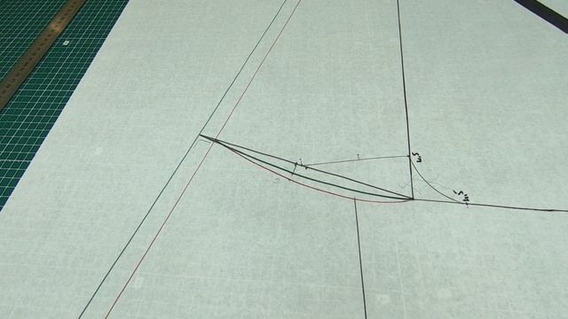 Свитшот со спущенным плечем.