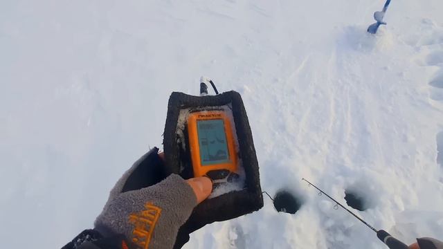 Как же они стучат по вибам! Ловля судака зимой в городе. смотреть онлайн