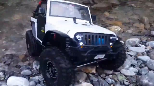 Jeep And Toyota Hilux River Crossing And Snow Fun смотреть онлайн