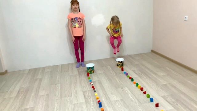 Настя и Вика играют в игры дома. Игры для детей. Игры из подручных материалов.