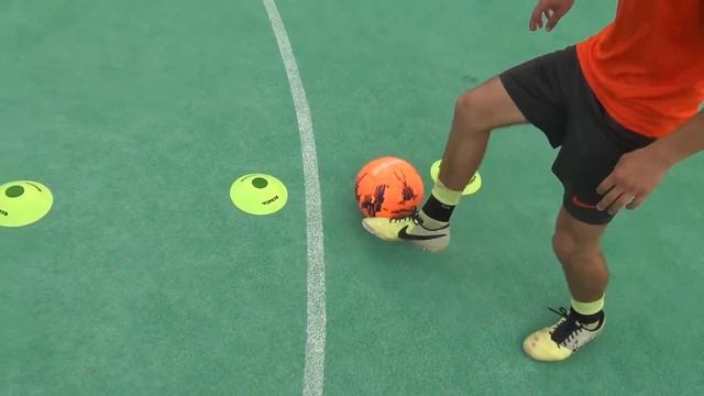 Упражнения на развитие техники и дриблинга. Обучение футболу | Exercises to improve dribbling смотреть онлайн