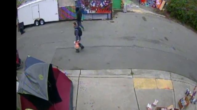 Уличная разборка между бездомными в США смотреть онлайн