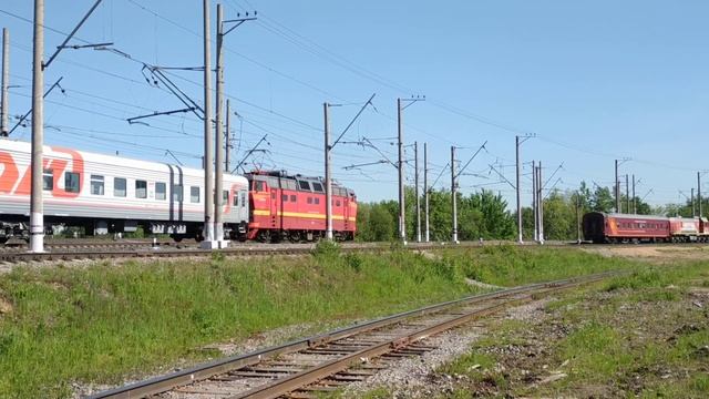 Электровоз ЧС2Т-1053 отправляется от Ладожского вокзала, г. Санкт-Петербург, 31.05.2021г. смотреть онлайн