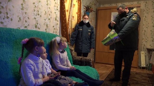Сотрудники МЧС России навестили многодетную семью смотреть онлайн