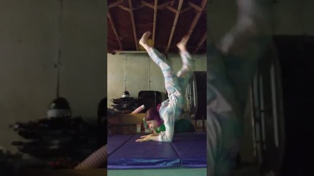 DOING CONTORTION!! That hurt ? смотреть онлайн