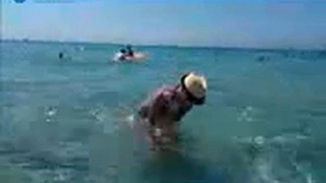 Грудничковое плавание в море Ребёнок ныряет с задержкой дыхания смотреть онлайн