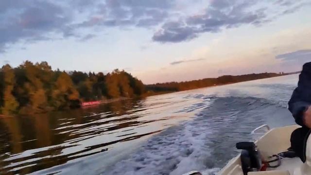 Лодка режет воду на закате Икша смотреть онлайн