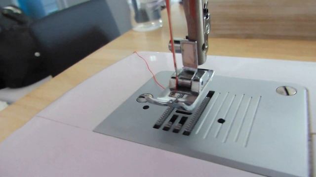 Sewing 101 | Threading your sewing machine смотреть онлайн