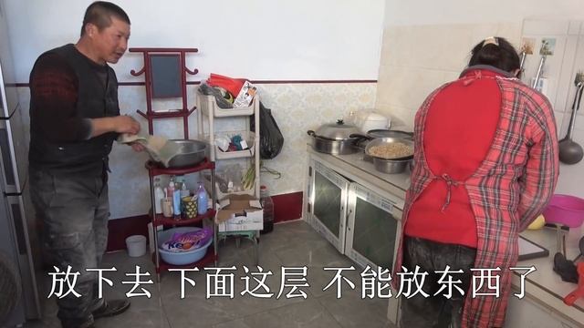 五点起床收玉米，老爸念叨啥？一片漆黑，午饭熏鸡配烩菜，吃过瘾【泥土大黑】 смотреть онлайн