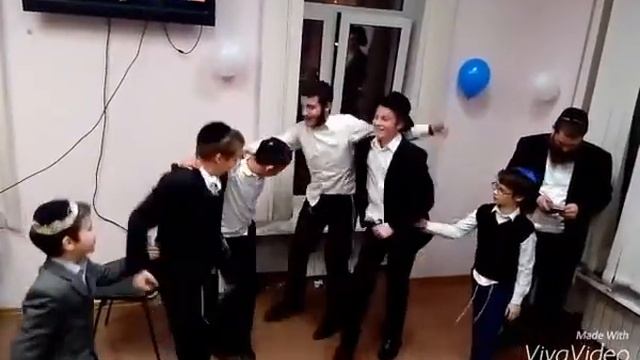 Еврей получил зарплату(Бог Танцев) смотреть онлайн