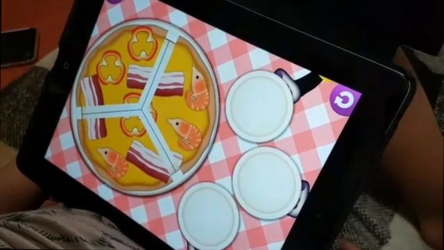 Моника играет в пиццу с папой на Ipad
