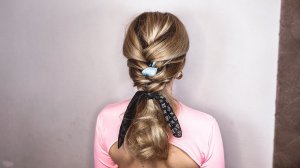 Элегантная прическа с платком на каждый день