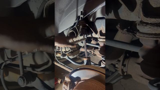 How to remove the rear shocks 2007-2009 Kia Sorento easy step. смотреть онлайн