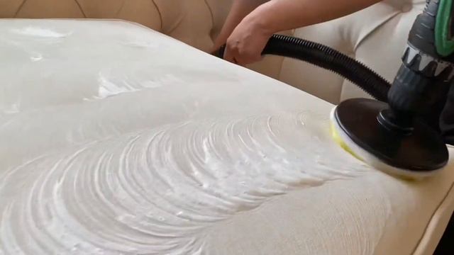 Химчистка белого дивана. Этот матерьял отлично чистится! смотреть онлайн