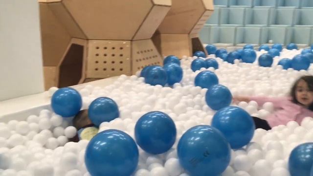 Ярослава и Степа на игровой площадке детский парк Play смотреть онлайн