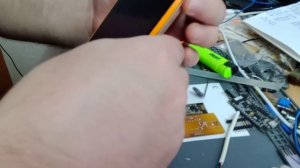 лайфхак как включить телефон без батареи ) ))