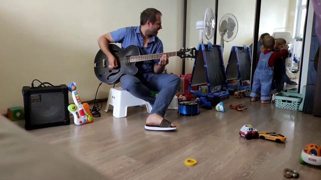 ВСЕМ РОК! Или ми-ми-ми. Ребёнок 1,5 года играет на барабане и зажигает! смотреть онлайн