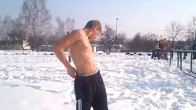Глеб в снегу купается смотреть онлайн