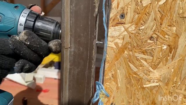 Установил входную дверь в мини дом #минидом #бытовка #дача #огород #стройка #дверь #установил #семь