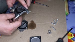 бензонасос от тайги микуни вход топлива и выход в карбюратор разбираем, чистим и собираем