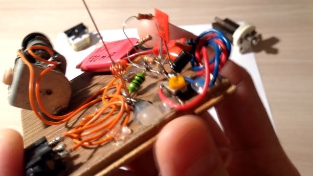 FM приёмник на одном транзисторе - One Transistor Radio смотреть онлайн
