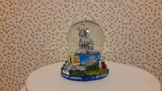 Сувенир. Шар с достопримечательностями Крыма. смотреть онлайн