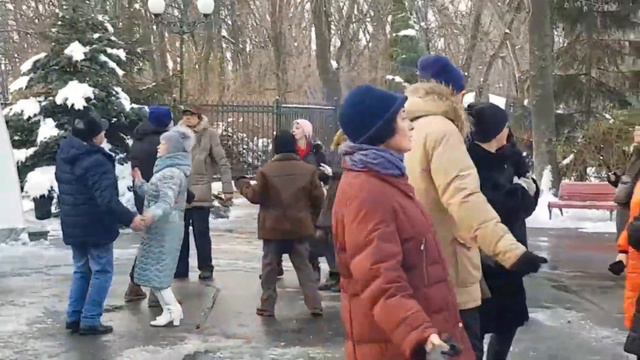 ГОРИ КАЛИНЫ ЦВЕТ!16 ДЕКАБРЯ 2023 ХАРЬКОВ ТАНЦЫ В ПАРКЕ УКРАИНА смотреть онлайн