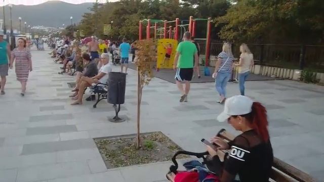 Бархатный сезон...прогулка по вечернему бульвару в Судаке.