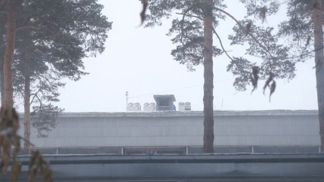 На крыше клуба Отдых начали подготавливать к демонтажу кондиционеры смотреть онлайн