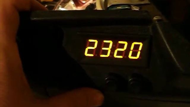 Вольтметр, термометр и часы на скутер