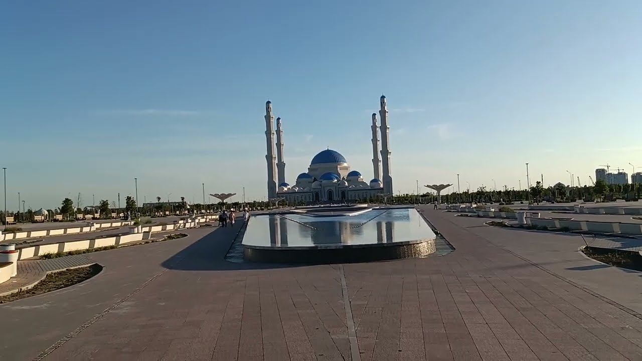 Соборная площадь Центральной мечети Астаны