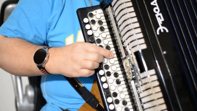 ? «Девочка сегодня в баре» Разбор песен на баяне ноты и аккорды. смотреть онлайн