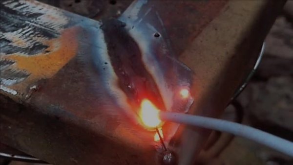 few know the technique of welding thin square pipe vertical angle position