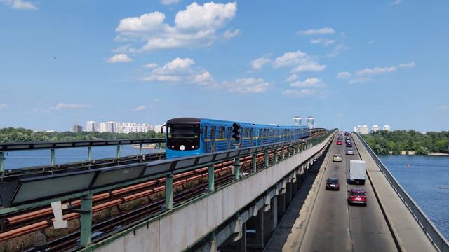 Dnipro metro station, train arrival смотреть онлайн