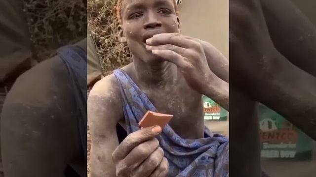 ПАРЕНЬ ИЗ СУДАНА(АФРИКА) ВПЕРВЫЕ ПРОБУЕТ ШОКОЛАД НА ВКУС. ВИДЕО НАБРАЛО 27 МИЛЛИОНОВ ПРОСМОТРОВ! смотреть онлайн
