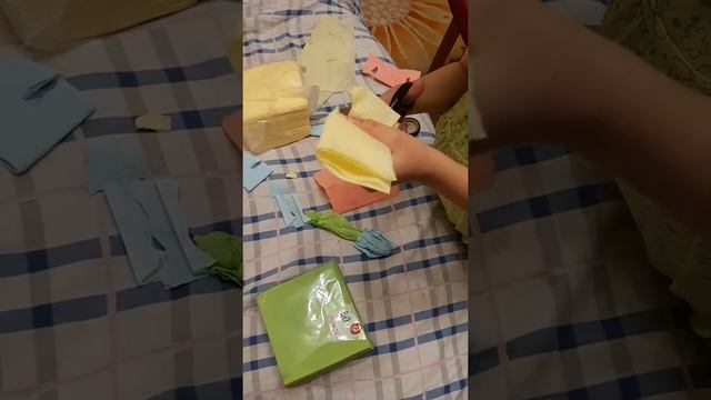 ДЕЛАЕМ ЦВЕТОК ИЗ САЛФЕТОК. ВЫРЕЗАЕМ КРАСИВЫЕ УЗОРЫ ИЗ САЛФЕТОК. ПОДЕЛКИ ИЗ САЛФЕТОК. смотреть онлайн
