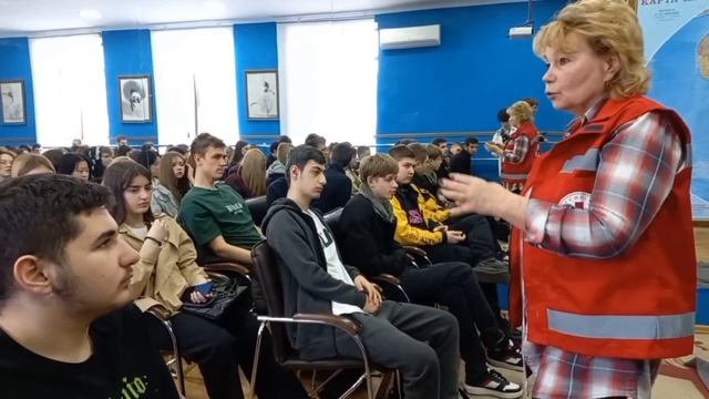 Обучающее занятие по оказанию первой медицинской помощи пострадавшему смотреть онлайн