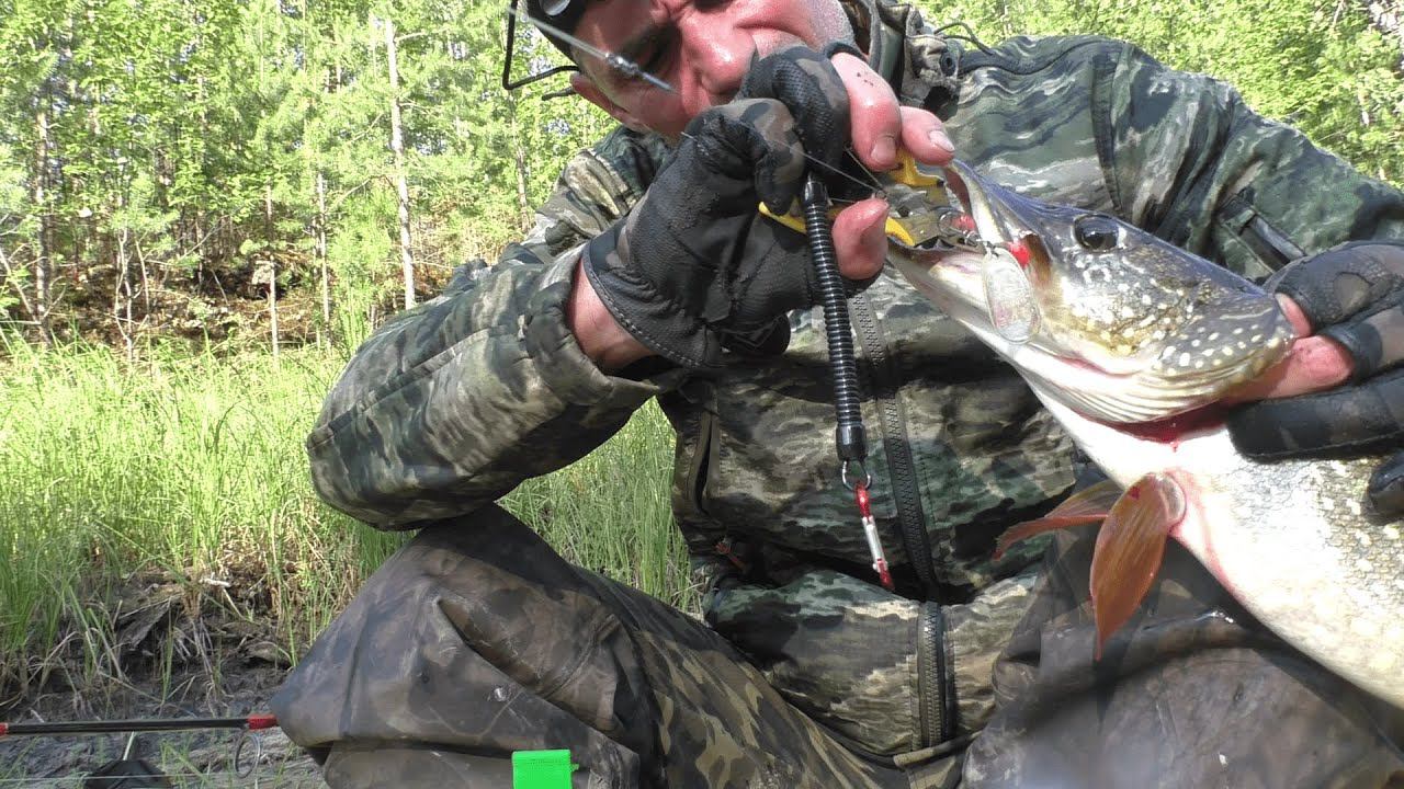 РЫБАЛКА НА СПИННИНГ НА ТАЁЖНОЙ РЕКЕ. смотреть онлайн