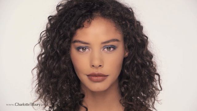 How to Apply Colour Chameleon Eyeshadow in Enchanting Indigo | Charlotte Tilbury смотреть онлайн