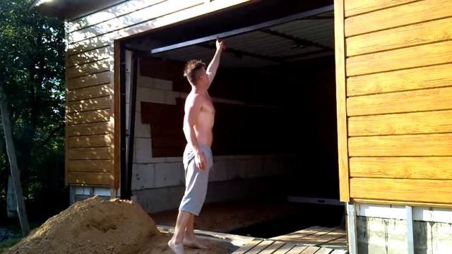 Подъёмно поворотные ворота с обшивкой и калиткой смотреть онлайн