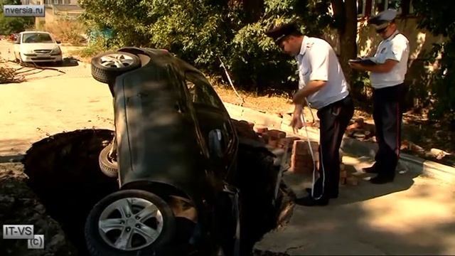 Автомобиль провалился под землю смотреть онлайн