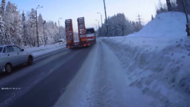 Вспомнил про совесть (и ПДД) и вернулся на проезжую часть... смотреть онлайн
